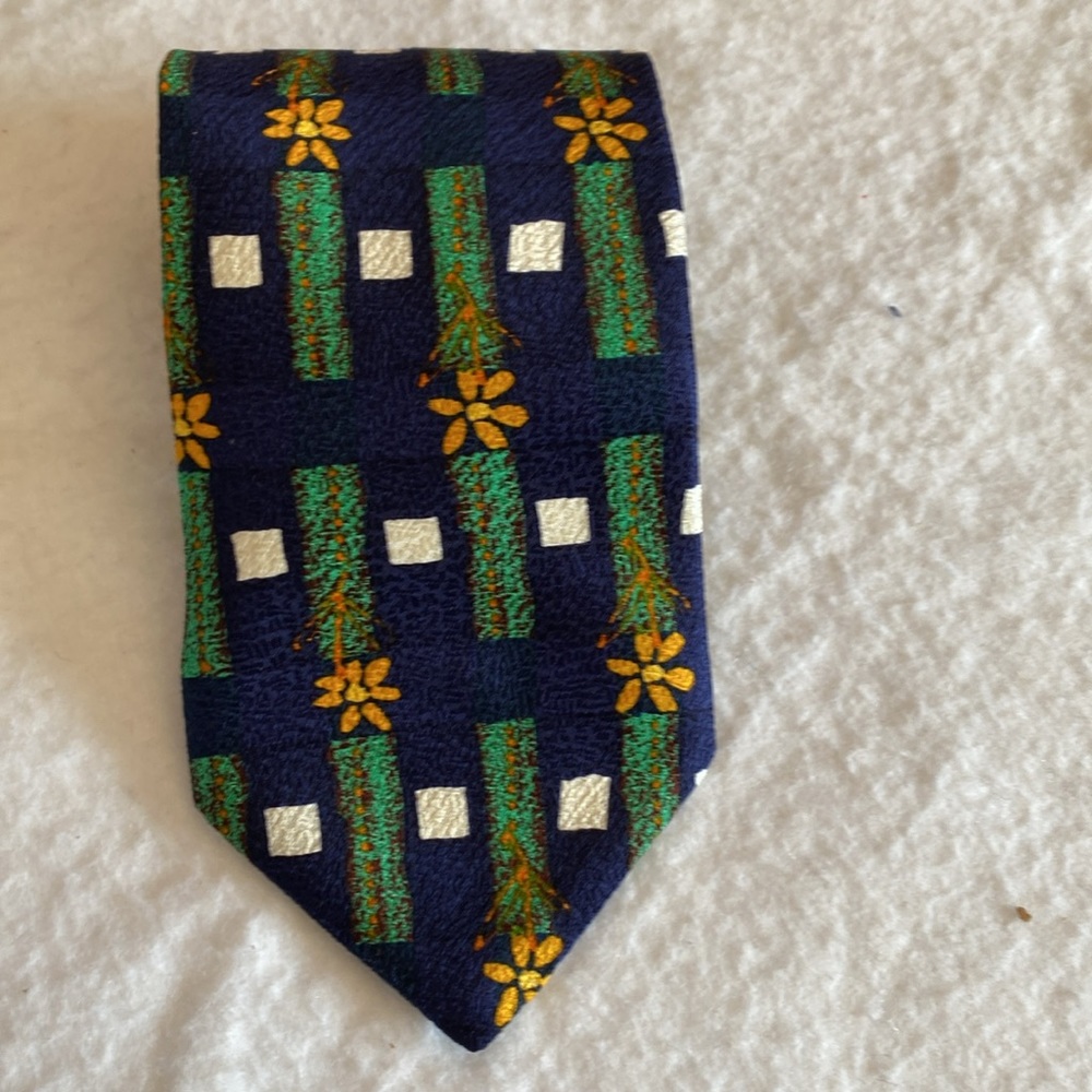 100% Silk Tie . Made in Canada .